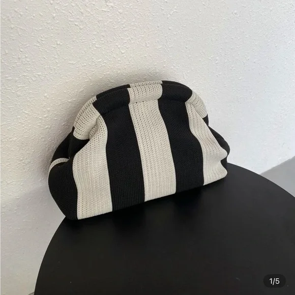 ⭐️SHEIN Black & White Striped Beach Purse Clutch NWOT - Picture 1 of 3